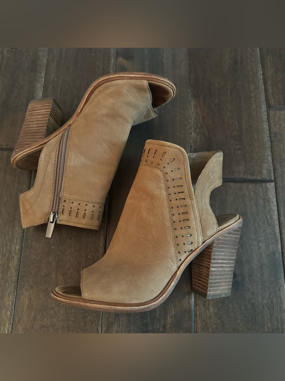 Vince Camuto Kamrina Tan Leather Peep Toe Cutout Block Heeled Zip Booties 8